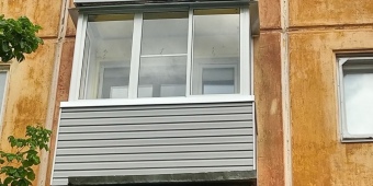 Остекление балкона алюминиевым профилем, внешняя отделка сайдингом