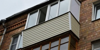 Теплое остекление балкона с выносом, наружная обшивка выполнена сайдингом + крыша.