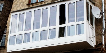 Теплые немецкие окна REHAU 5ти кам, стеклопакет 40мм. Длина лоджии 6,5 метров.