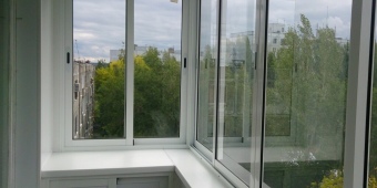 Холодное остекление балкона «под ключ». Выполнена отделка ПВХ панелями, установлен подоконник и шкафчик. Внешняя отделка сайдингом.