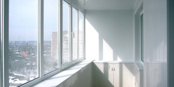 Теплое остекление, утепление + отделка балкона панелями ПВХ, установлен шкаф.
