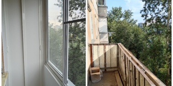 остекление балкона алюминиевым раздвижным профилем; внутренняя отделка панелями ПВХ; установлен шкаф.