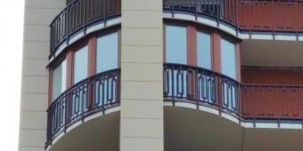 Остекление в пол 2-х балконов. 5-ти камерный профиль ПВХ. С внешней стороны покраска изделий в RAL