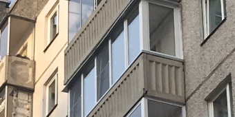 Остекление окнами ПВХ, внутренняя отделка - панели ПВХ, пол, шкаф-тумба.