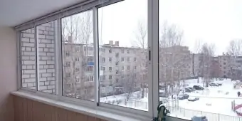 Отделка - ПВХ панели, монтаж подоконника. Установка окон.