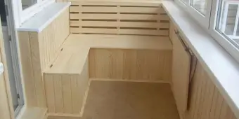 Внутренняя отделка с установкой места для отдыха со столиком.