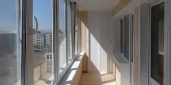 Утепление пятикамерным профилем REHAU, с обшивкой вагонки, внутренняя отделка, установка шкафа-купе.
