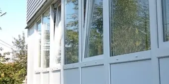 Комплексное утепление двух балконов (6 и 3 м): монтаж окон ПВХ с пятикамерным профилем, утепление потолка, пола и пространства под рамами экструдированным пенополистиролом Thermit и фольгированным пенофолом. Установка теплого пола. Внешняя отделка - сайдинг.